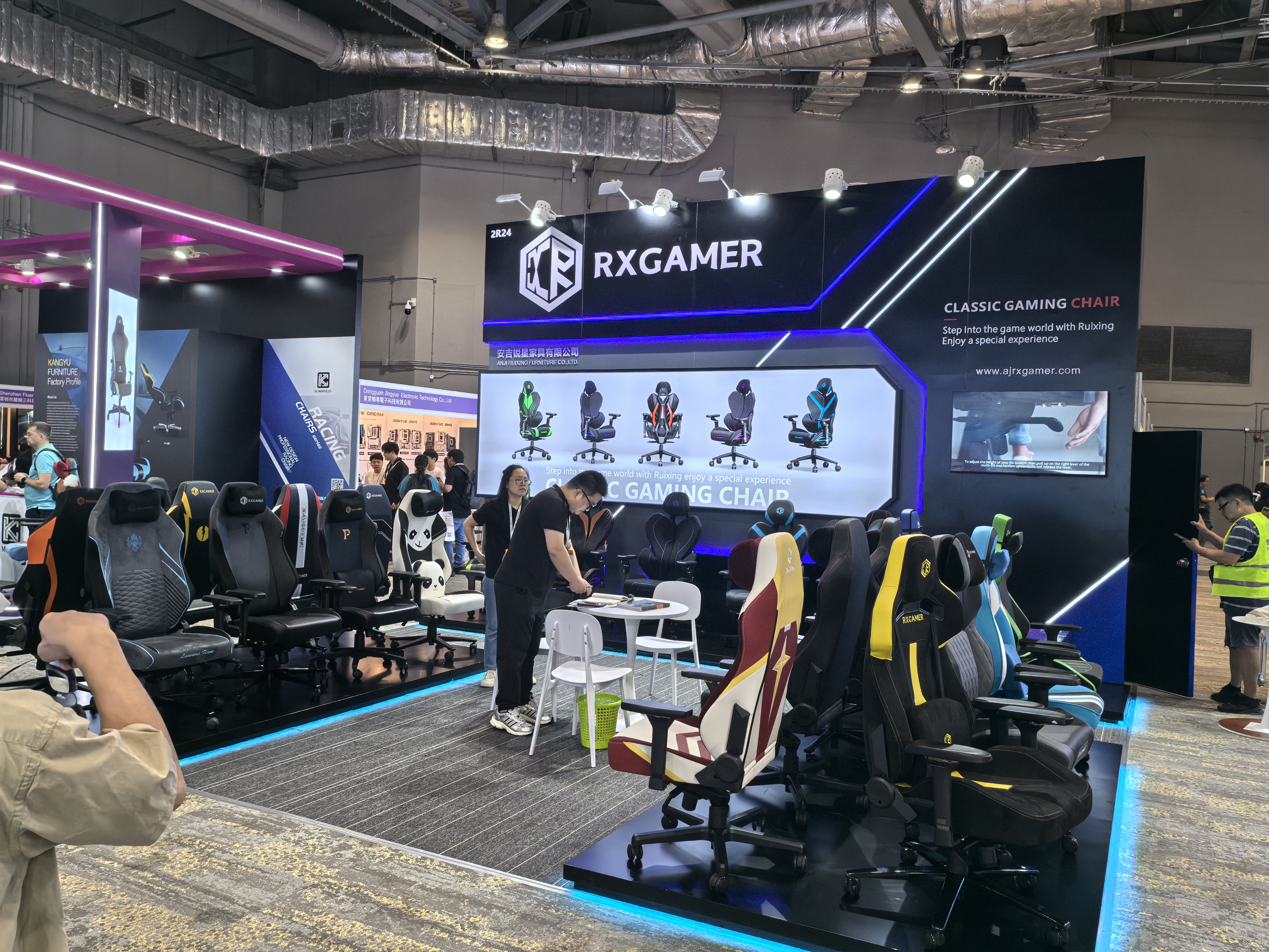 Móveis Anji Ruixing brilham na Feira de Eletrônicos de Hong Kong (outono) com grande sucesso